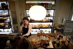 Brød. Bagerkæden Emmerys satser på, at danskerne igen vil købe luksusvarer. Her er det forretningen på Østre Farimagsgade i København (arkivfoto). 