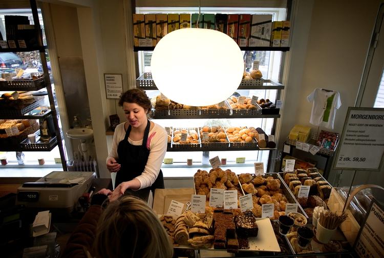 Brød. Bagerkæden Emmerys satser på, at danskerne igen vil købe luksusvarer. Her er det forretningen på Østre Farimagsgade i København (arkivfoto). 