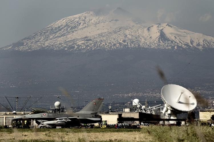 Sigonella. Vulkanen Etna er den sceniske baggrund til de efterhånden mange danske missioner fra den sicilianske luftbase. 