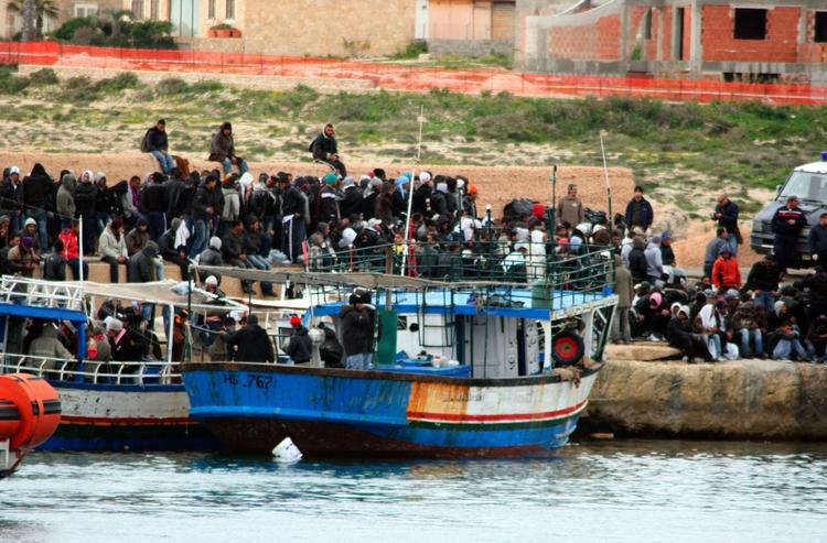 Kaos. Tusindvis af flygtninge har krydset Middelhavet fra Nordafrika til Lampedusa, hvor de italienske myndigheder er ved at bukke under for flygtningepresset. Andre er ikke ået frem men har mistet livet i forsøget. 