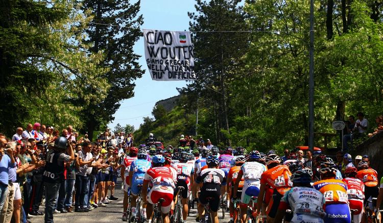 farvel. Tilskuerne langs ruten på den fjerde Giro-etape mindedes Wouter Weylands, hvis død har fået en træningskammerat til helt at indstille karrieren. 