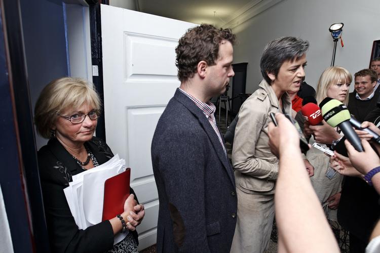 Presset. Både de radikale og Dansk Folkeparti er under pres for at indgå en aftale. Og de kæmper om opmærksomheden. 