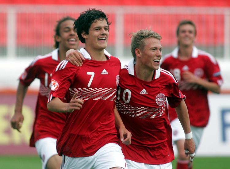 jubel. Med tre sejre på stribe har Danmark med Christian Nørgaard (tv.) og Viktor Fischer (th). på holdet spillet sig frem til en semifinalen i morgen mod Tyskland ved EM for U17. 