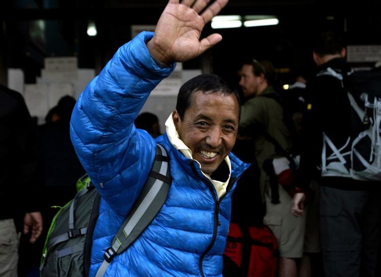 Forandringer. Apa har oplevet store forandringer på Mount Everest. Da han begyndte at klatre på kæmpen var vejen mod toppen fyldt med sne og is. Nu er den plettet af synlige klipper. 