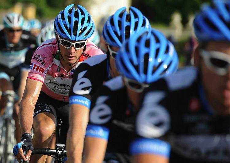 jubilæum. På 80-årsdagen for uddelingen af de første rosa trøje, kørte skotten Robert Millar i går en stille etape i Giroens førertrøje. 