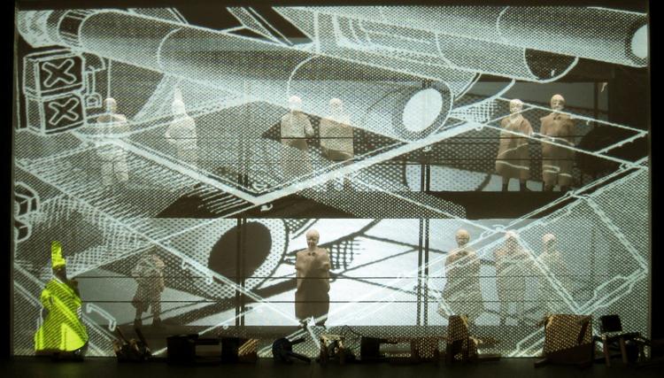 Spektakulært. 'WAR SUM UP' fortæller om krigens væsen. Kostumerne er lavet af den prominente designer, Henrik Vibskov. Foto: Presse. 