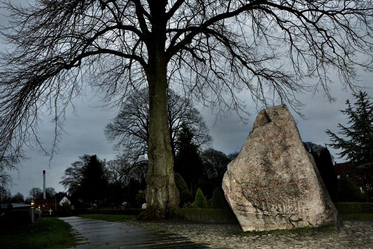 Historisk. Jelling og Jellingstenen skriver danmarkshistorie - som måske skal revideres nu. 