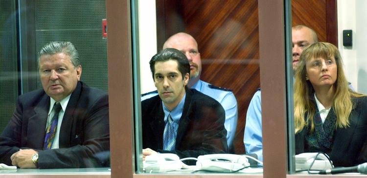 Beskyttet. Michelle Martin (th.) på anklagebænken i 2004 bag skudsikkert glas. Ved siden af hende ses to andre tiltalte i sagen. 
