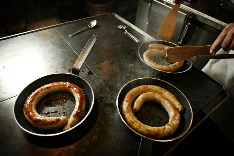 pølse. Bagsiden har taget initiativ til arrangementet Dansk Medisterforening. Det er en håndsrækning til middelklassen. 