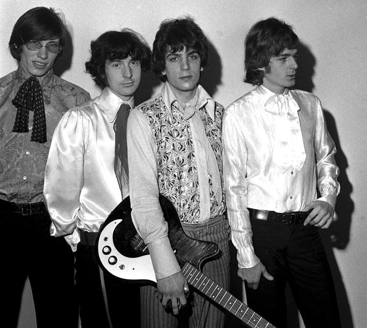 Retro. Pink Floyd som de så ud i 1967. Fra venstre er det Roger Waters, Nick Mason, Syd Barrett og Rick Wright. Barrett blev erstattet et par år senere af David Gilmore og døde i 2006, 60 år gammel. Bandet pianist Rick Wright døde i 2008, 65 år gammel. 