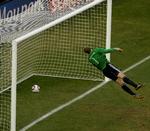 snydt. En af de seneste eksempler, hvor det menneskelige øje kunne have haft hjælp fra elektronikken: England burde have haft mål til 2-2 i VM-ottendedelsfinalen mod Tyskland i denne situation. I stedet vandt Tyskland kampen 4-1. 