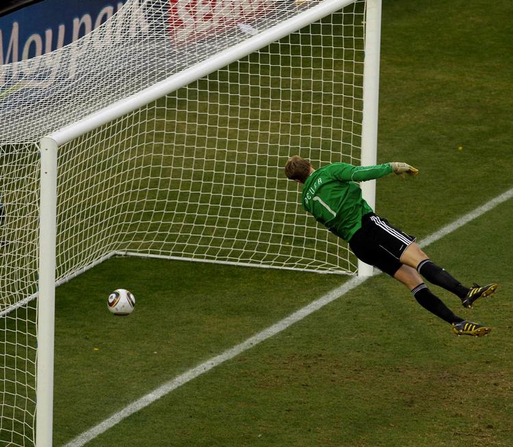 snydt. En af de seneste eksempler, hvor det menneskelige øje kunne have haft hjælp fra elektronikken: England burde have haft mål til 2-2 i VM-ottendedelsfinalen mod Tyskland i denne situation. I stedet vandt Tyskland kampen 4-1. 