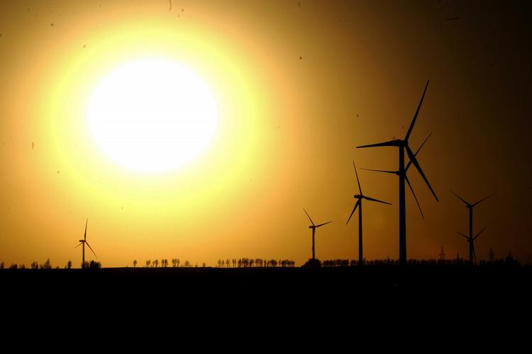 Fremtid. Blandt andre Kina satser massivt på at udbygge vedvarende energikilder som vind og sol. 