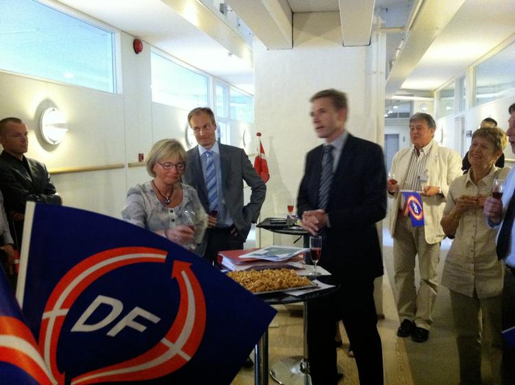 Sejrsrus. Taler, chips og champagne på Dansk Folkepartis gang på Christiansborg efter dagens aftale om grænsekontrol. 