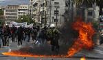 Gadekamp. Demonstranter i Athens gader kaster benzinbomber og sten mod politiet. 