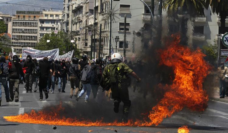 Gadekamp. Demonstranter i Athens gader kaster benzinbomber og sten mod politiet. 