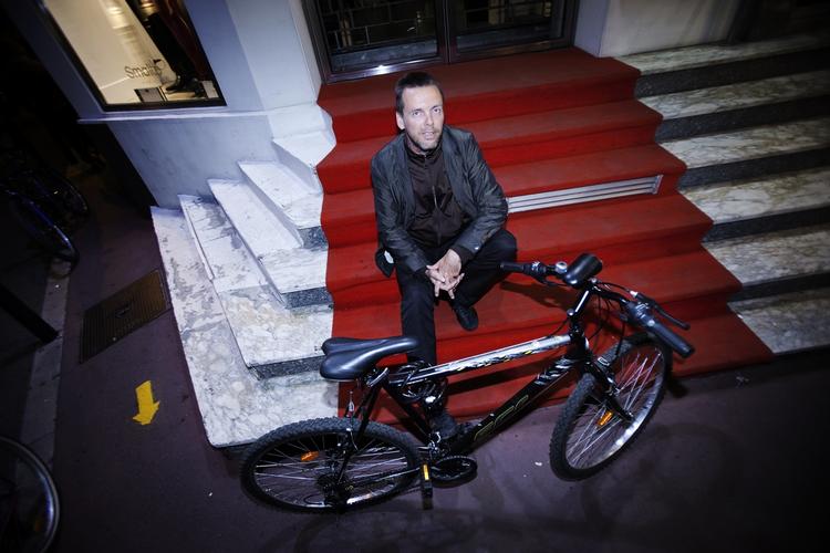 Granddirektør og filmdistributør Kim Foss er i Cannes for 17. gang, vist nok et år færre end Weekendavisens Bo Green Jensen, men fem flere end Informations Christian Monggaard. 