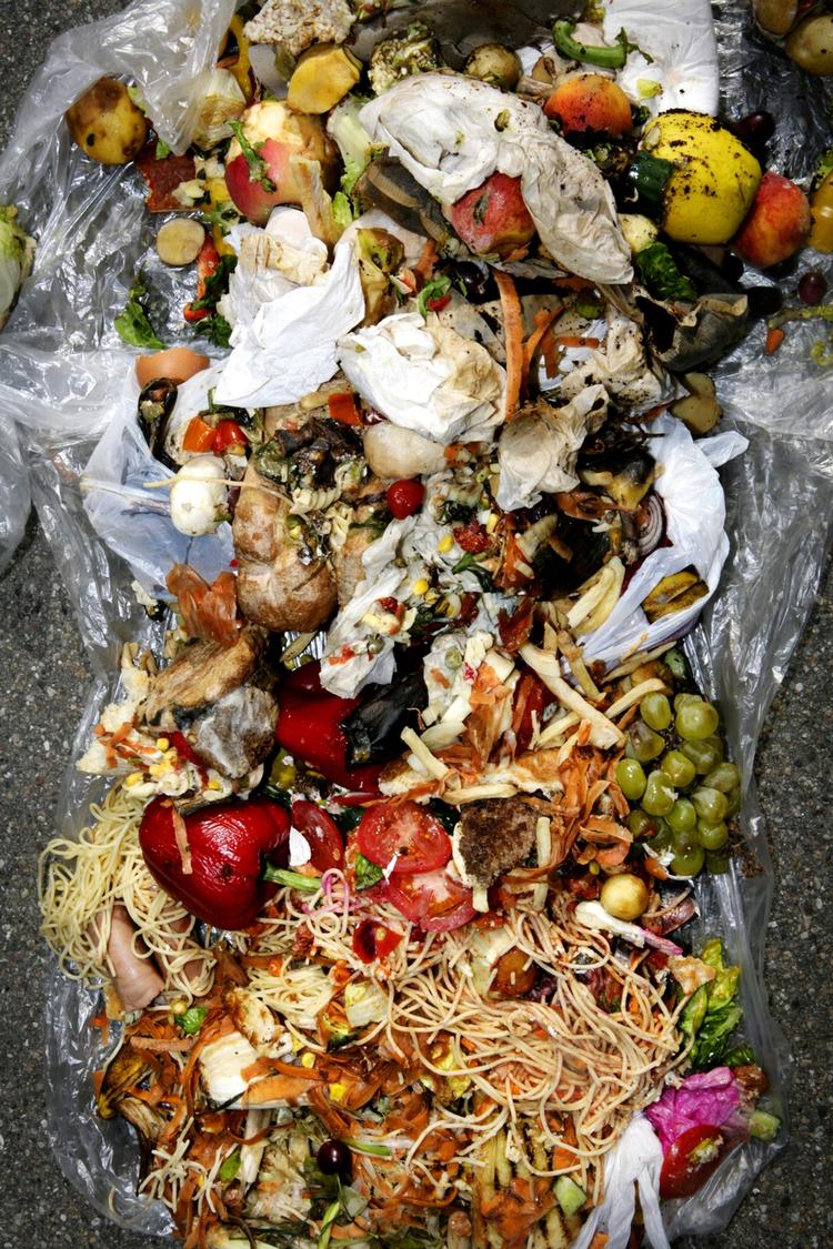 Affald. Hvert år smider danske supermarkeder ca. 45.000 ton mad ud. Denne mad ender i dag i forbrændingsanlæggene, men hvorfor ikke lave biogas af det, så det i det mindste bliver til vedvarende energi, spørger Thomas Færgeman. 