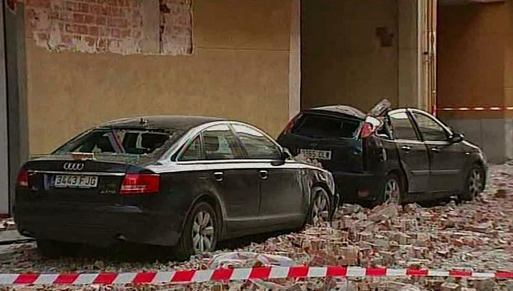 Biler og bygninger blev smadret af jordskælvet, hvor otte personer meldes dræbt. 