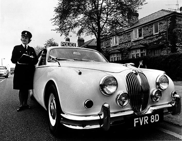 jaguaren. Politiet i både Storbritannien og Danmark fattede kærlighed til Jaguars biler. Herhjemme gav det en vis kritik i medierne. Foto fra bogen 