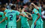 Målscorer. Barcelonas Seydou Keita, fra Mali, (nr. 2 fra venstre) bliver lykønsket af sine holdkammerater. 