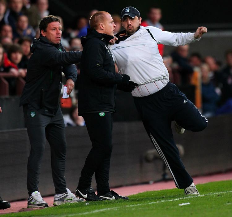 Overfald. En Hearts-tilhænger gik til angreb på Celtic-manager Neil Lennon under en kamp i Skotland. 