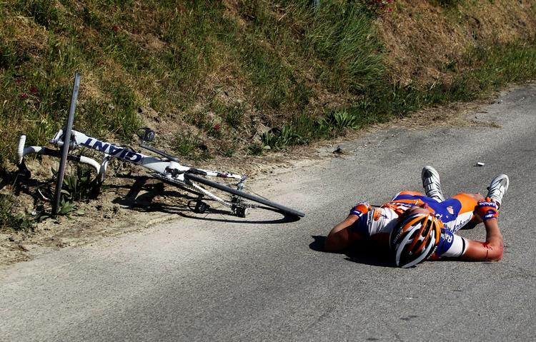 Styrt. Tom Jelle Slagter (Rabobank) i få øjeblikke lå livløs på jorden efter et voldsomt styrt. 