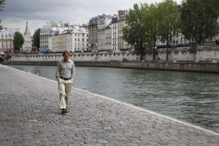 Elegant. Woody Allen er i sprudlende humør med sin nye film  om kunst og nostalgi, romantik og virkelighed. Owen Wilson spiller Allens alter ego i filmen, der ikke deltager i den officielle konkurrence. 