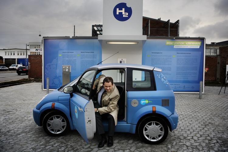 BRINTTANKSTATION. I 2009 fik København en af verdens første brinttankstationer. Daværende transportminister Lars Barfoed (K) prøvede brintbilerne. 