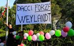 MINDET. Siden dødsfaldet i mandags er Wouter Weylandt blevet mindet, blandt andet med dette skilt med teksten 'Weylandt, giv os styrke'. 
