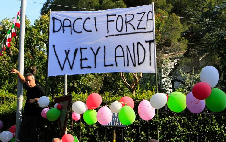 MINDET. Siden dødsfaldet i mandags er Wouter Weylandt blevet mindet, blandt andet med dette skilt med teksten 'Weylandt, giv os styrke'. 