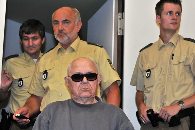 NAZIFORBRYDELSER. 91-årige John Demjanjuk ankommer til retten i München. Arkivfoto. 
