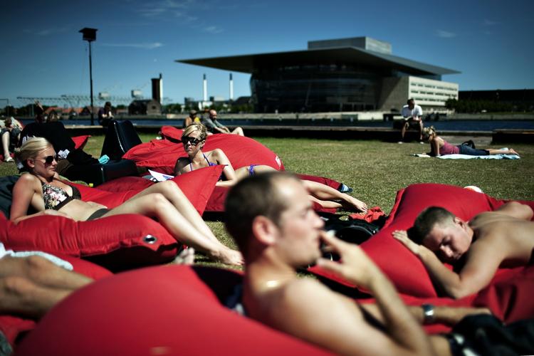 Det er forsøget på at nå et bredere publikum, der har fået det Kgl. Teater til at slå dørene op i det fri. På pladsen ved siden af Skuespilhuset, der også huser en sommercafé, vil der over sommeren være opera, ballet og teater. 