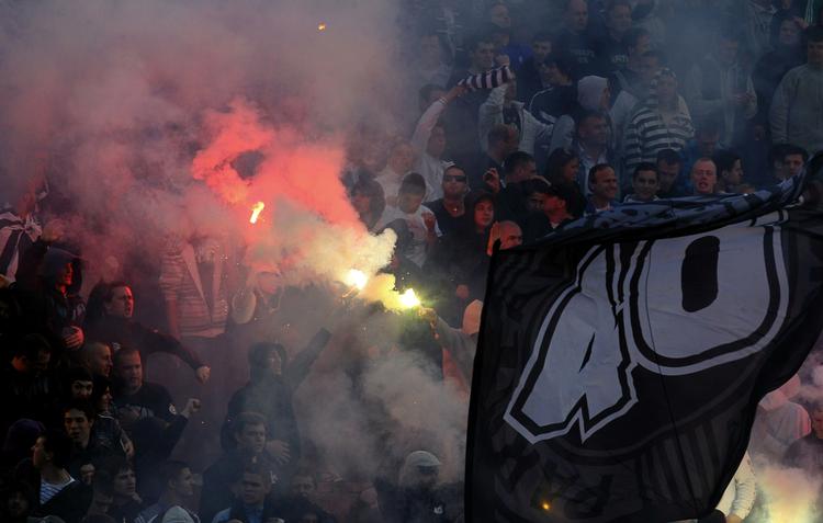 ståhej. Serbisk fodbold er en farverig oplevelse, som her i pokalsemifinalen, hvor Partizan Beograd bliver bakket op i et møde mod Røde Stjerne. 