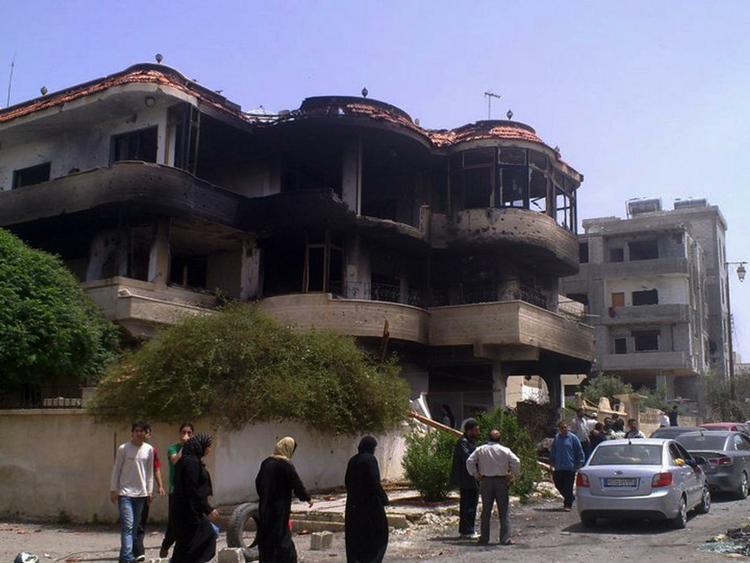Drab. Der kommer kun få billeder ud fra det lukkede Syrien. Ifølge menneskerettighedsaktivister blev en 8-årig dreng og 17 voksne dræbt ved et granatnedslag i dette hus. 