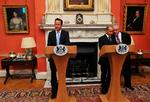 HJÆLP. Englands premierminister David Cameron (tv.) tilbød i dag libyske oprørere et kontor i London. Til højre i billedet lytter lederen for Libyens Nationale Overgangsråd, Mustafa Abdul Jalil til oversætteren. 