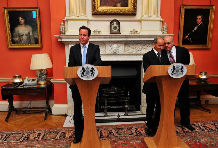 HJÆLP. Englands premierminister David Cameron (tv.) tilbød i dag libyske oprørere et kontor i London. Til højre i billedet lytter lederen for Libyens Nationale Overgangsråd, Mustafa Abdul Jalil til oversætteren. 