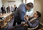 Forhandler. Regeringens forhandlingsteam - finansminister Claus Hjort Frederiksen (V) og Erhvervs og økonomiminister Brian Mikkelsen (K) gør klar til en ny runde med de radikale og Dansk Folkeparti. 
