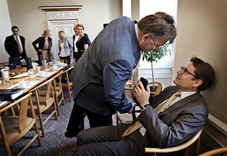 Forhandler. Regeringens forhandlingsteam - finansminister Claus Hjort Frederiksen (V) og Erhvervs og økonomiminister Brian Mikkelsen (K) gør klar til en ny runde med de radikale og Dansk Folkeparti. 