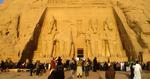 Egypten. Folk flokkes om Abu Simbel-templet i Aswan. Men turister bliver væk fra landet. 