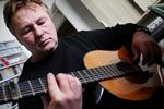 folkeeje. Uden at han er særlig kendt i  offentligheden, vil mange danskere nikke genkendende til Jacob Groths  musik, der har  givet grundtone og stemning til en stribe succesrige film og ikke mindst tv-serier, senest 'Livvagterne' og  filmatiseringen af Stieg Larssons  romaner om  Lisbeth Salander. 