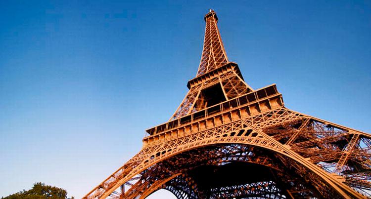 VENTETID. Køerne kan være helt op til fire timer lange til at komme op i Eiffeltårnet. 