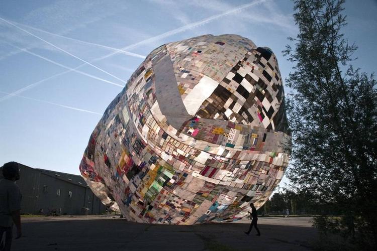 Genbrug. På Roskilde Festival skal publikum hjælpe kunstnerkollektivet Museo Aero Solar med at bygge en kæmpeballon af gamle plastikposer. Ballonen pustes op ved hjælp af ventilatorer og begynder at svæve, når solen har varmet luften op. 