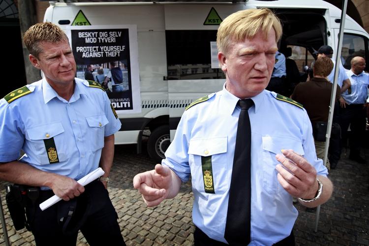Kampagne. Københavns Politi fortæller om arbejdet mod lommetyverier. Politikommisær Henrik Oryé (th) leder indsatsen. 