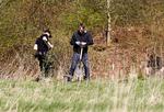 Dobbeltmord. Efter anholdelsen af en 37-årig mand i eftermiddags søger politiet nu efter drabsvåbenet. 