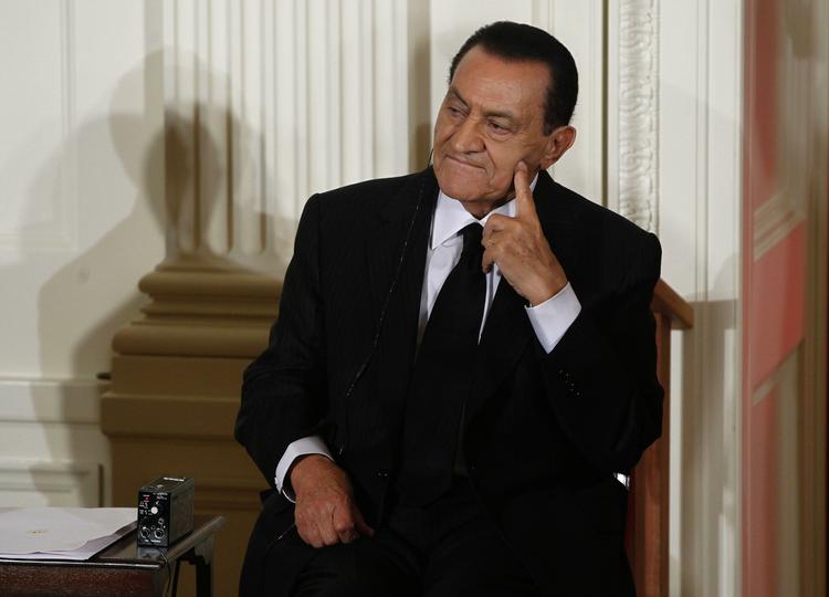Fængslet. Nye anklager mod Egyptens tidligere præsident, Hosni Mubarak, forlænger hans varetægtsfængsling med 15 dage. 