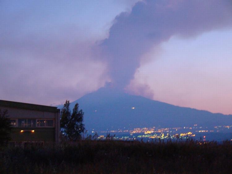 Udbrud. Danske flyversoldater fik taget dette billede under udbrudet i Etna i morges. 