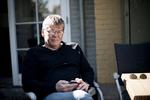 Bestikkelsessag. Tommy Kamp er gået af som lokalformand for Socialdemokraterne i Køge på grund af bestikkelsesanklager. Nu har politiet sigtet to cafeejere i sagen. 