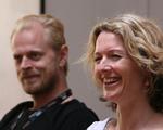 Glæde. Spillefilmsdebuterende Frederikke Aspöck ses her flankeret af Carsten Bjørnlund, der har synsvinklen i 'Labrador' som Oskar. 
