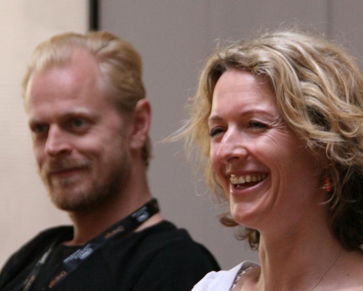 Glæde. Spillefilmsdebuterende Frederikke Aspöck ses her flankeret af Carsten Bjørnlund, der har synsvinklen i 'Labrador' som Oskar. 